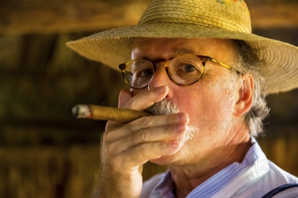 Hans Blossey Tourist smokes a Havana cigar, Tobacco farm in the Vinalestal, Viñales, Cuba, Pinar del Río, Viñales, Pinar del Río