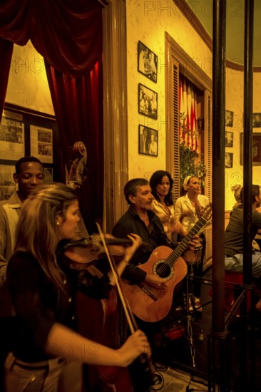 Hemingway s Bar En el Floridita, musician in one of the many music bars and music restaurants in Havana, Havana, La Habana, Cuba, Cuba, Central America