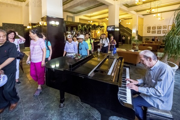 Hotel Amos Mundos, hotel of the writer Ernest Hamingway in Havana, lobby of the hotel with piano player, Pianoman, La Habana, Cuba, Cuba
