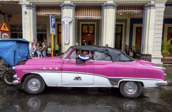 Classic car, convertible in the rain with closed roof, Havana, La Habana, Cuba, Cuba, Central America