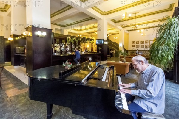 Hotel Amos Mundos, hotel of the writer Ernest Hamingway in Havana, lobby of the hotel with piano player, Pianoman, La Habana, Cuba, Cuba