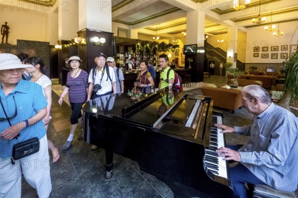 Hotel Amos Mundos, hotel of the writer Ernest Hamingway in Havana, lobby of the hotel with piano player, Pianoman, La Habana, Cuba, Cuba