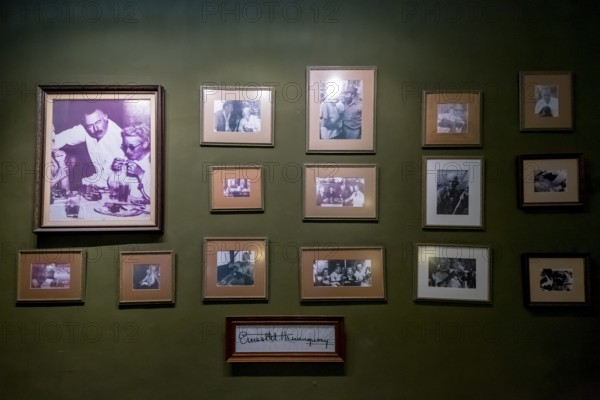 Hotel Amos Mundos, picture wall with pictures of Ernest Hamingway and Fidel Castro in the hotel lobby, hotel of the writer Ernest Hamingway in Havana, La Habana, Cuba, Cuba
