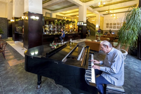 Hotel Amos Mundos, hotel of the writer Ernest Hamingway in Havana, lobby of the hotel with piano player, Pianoman, La Habana, Cuba, Cuba