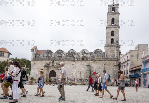 Tourists on the Plaza de San Francisco in front of the church Madre Teresa de Calcuta, La Habana, Cuba, Caribbean, Central America, Cuba, Europe, aerial view, birds-eyes view, aerial photography, aerial photography, overview, bird's eye view