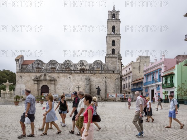 Tourists on the Plaza de San Francisco in front of the church Madre Teresa de Calcuta, La Habana, Cuba, Caribbean, Central America, Cuba, Europe, aerial view, birds-eyes view, aerial photography, aerial photography, overview, bird's eye view
