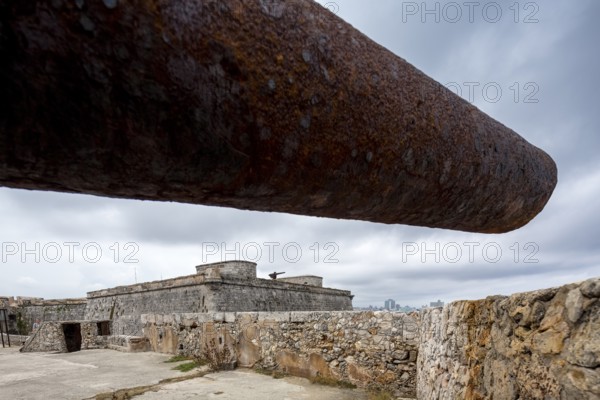 View from the Old Fort Haban Fuerte del Morro under an old cannon to Old Havana, Havana, La Habana, Cuba, Cuba, Europe, aerial view, birds-eyes view, aerial photography, aerial photography, overview, bird's eye view