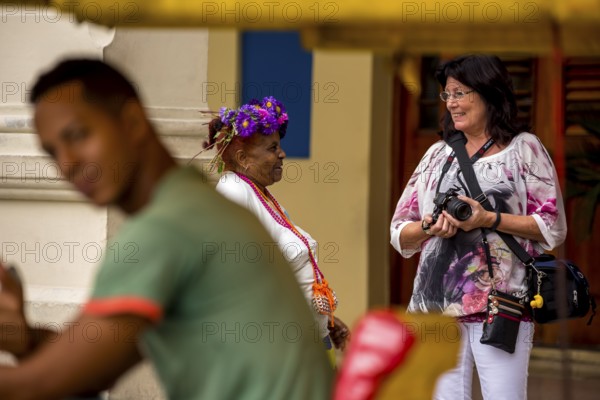 Old Cuban woman with cigar addresses tourists, La Habana, Havana, Cuba, Cuba, Europe, aerial view, birds-eyes view, aerial photography, aerial photography, overview, overview, bird's eye view