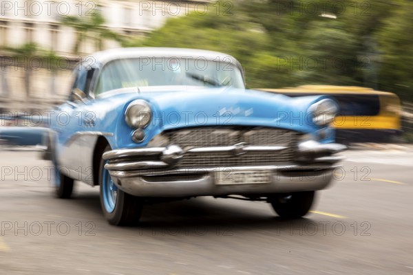 Speed, blurred, moving old car, blue oldtimer in street scene, old american street cruiser on the streets of Havana, taxi, La Habana, Havana, Cuba, Cuba, Europe, aerial view, birds-eyes view, aerial photography, aerial photography, overview, bird's eye view