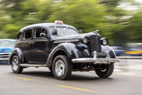 Speed, blurred, moving old car, black oldtimer in street scene, old american street cruiser on the streets of Havana, taxi, La Habana, Havana, Cuba, Cuba, Europe, aerial view, birds-eyes view, aerial photography, aerial photography, overview, bird's eye view