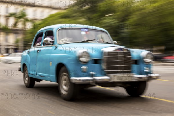 Speed, blurred, driving old car, blue Mercedes vintage car in street scene, old American road cruiser on the streets of Havana, taxi, La Habana, Havana, Cuba, Cuba, Europe, aerial view, birds-eyes view, aerial photography, aerial photography, overview, bird's eye view