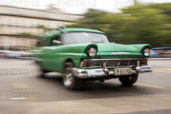 Speed, blurred, moving old car, green oldtimer in street scene, old american street cruiser on the streets of Havana, taxi, La Habana, Havana, Cuba, Cuba, Europe, aerial view, birds-eyes view, aerial photography, aerial photography, overview, bird's eye view