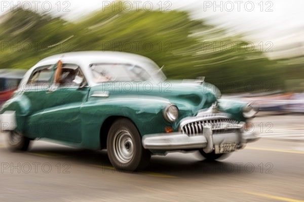 Speed, blurred, moving old car, green oldtimer in street scene, old american street cruiser on the streets of Havana, taxi, La Habana, Havana, Cuba, Cuba, Europe, aerial view, birds-eyes view, aerial photography, aerial photography, overview, bird's eye view