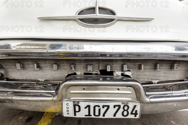 Radiator grille, white vintage car in street scene, Oldsmobile, Old American road cruiser on the streets of Havana, taxi, La Habana, Havana, Cuba, Cuba, Europe, aerial photo, birds-eyes view, aerial photography, aerial photography, overview, bird's eye view