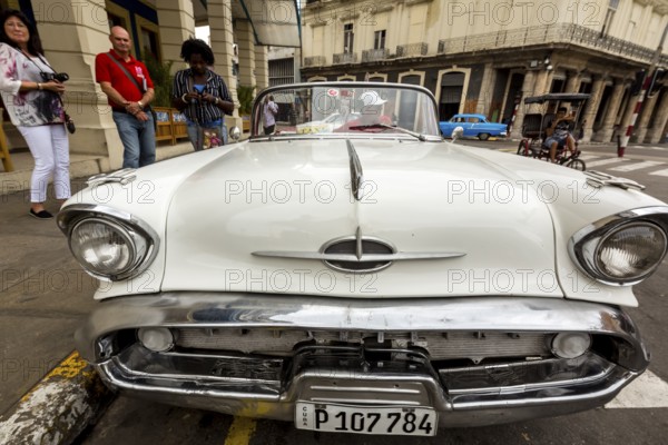 Radiator grille, white vintage car in street scene, Oldsmobile, Old American road cruiser on the streets of Havana, taxi, La Habana, Havana, Cuba, Cuba, Europe, aerial photo, birds-eyes view, aerial photography, aerial photography, overview, bird's eye view