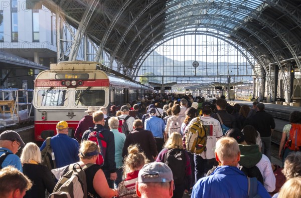Tourists at Bergen railway station, glass dome roof, train, Bergen, Hordaland, Norway, Scandinavia, Europe, NOR, travel, tourism, destination, sightseeing, sea voyage, Hurtigruten, Hurtigruten trip, tourism, Norwegian, Scandinavian, tourist, cruise, adventure trip, train journey, people, hall, station hall, railway, information boards, passenger transport, local passenger transport, crowds, crowds of tourists