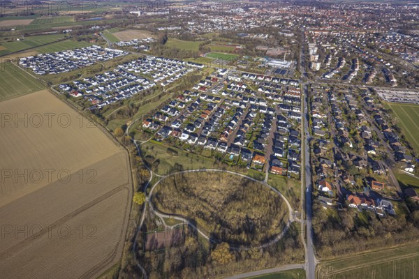 Aerial view, local view Soest and residential area new building, terraced house housing estate at Ardeyweg corner Ölmüllerweg, Soest, Soester Börde, North Rhine-Westphalia, Germany, DE, Europe, property tax, real estate, aerial view, aerial photography, aerial photography, overview, bird's-eye view, residential complex, living and living, residential area, residential quality, residential neighbourhood, housing estate, residential district, birds-eyes view, overview