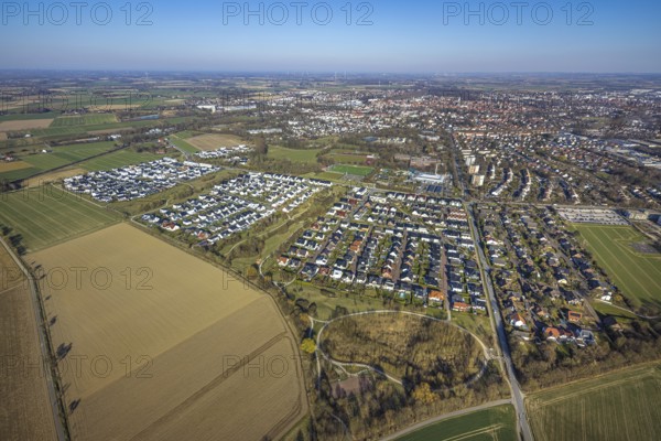Aerial view, local view Soest and residential area new building, terraced house housing estate at Ardeyweg corner Ölmüllerweg, Soest, Soester Börde, North Rhine-Westphalia, Germany, DE, Europe, property tax, real estate, aerial view, aerial photography, aerial photography, overview, bird's-eye view, residential complex, living and living, residential area, residential quality, residential neighbourhood, housing estate, residential district, birds-eyes view, overview