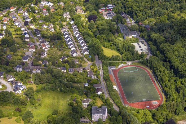 Aerial view, city of Velbert sports facility Nizzatal football stadium and athletics stadium, terraced house housing estate Dietrich-Bonhoeffer-Weg, Langenberg, Velbert, Ruhr area, North Rhine-Westphalia, Germany, DE, detached houses, Europe, football pitch, football stadium, football club, property tax, real estate, aerial view, aerial photography, aerial photography, terraced houses, sports, sports facilities, sports field, sports facility, stadium, overview, bird's-eye view, residential area, housing and living, residential area, residential houses, residential quality, residential neighbourhood, housing estate, residential area, birds-eyes view, overview