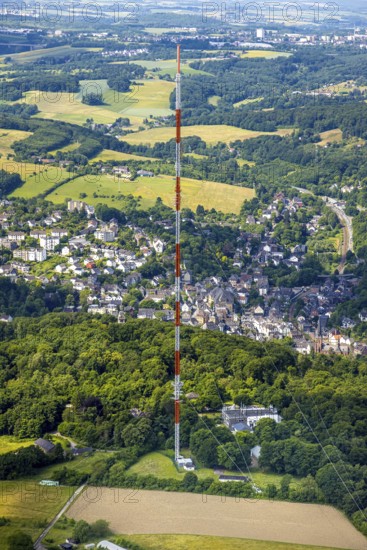 Aerial view, radio masts Westdeutscher Rundfunk transmitter Langenberg in nature reserve, local view Oberbonsfeld, Velbert, Ruhr area, North Rhine-Westphalia, Germany, DE, Europe, property tax, real estate, Langenberg, aerial view, aerial photography, aerial photography, overview, bird's-eye view, residential area, living and living, residential area, residential quality, residential neighbourhood, housing estate, residential area, birds-eyes view, overview