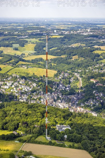 Aerial view, radio masts Westdeutscher Rundfunk transmitter Langenberg in nature reserve, local view Oberbonsfeld, Velbert, Ruhr area, North Rhine-Westphalia, Germany, DE, Europe, property tax, real estate, Langenberg, aerial view, aerial photography, aerial photography, overview, bird's-eye view, residential area, living and living, residential area, residential quality, residential neighbourhood, housing estate, residential area, birds-eyes view, overview