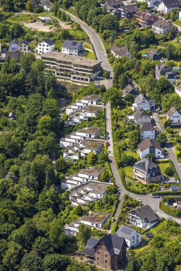 Aerial view, flat roof terrace houses in the forest on Benderstraße, Oberbonsfeld, Velbert, Ruhr area, North Rhine-Westphalia, Germany, DE, Europe, property tax, real estate, Langenberg, aerial view, aerial photography, aerial photography, overview, bird's eye view, residential area, living and living, residential area, residential quality, residential neighbourhood, housing estate, residential area, birds-eyes view, overview