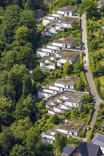 Aerial view, flat roof terrace houses in the forest on Benderstraße, Oberbonsfeld, Velbert, Ruhr area, North Rhine-Westphalia, Germany, DE, Europe, property tax, real estate, Langenberg, aerial view, aerial photography, aerial photography, overview, bird's eye view, residential area, living and living, residential area, residential quality, residential neighbourhood, housing estate, residential area, birds-eyes view, overview