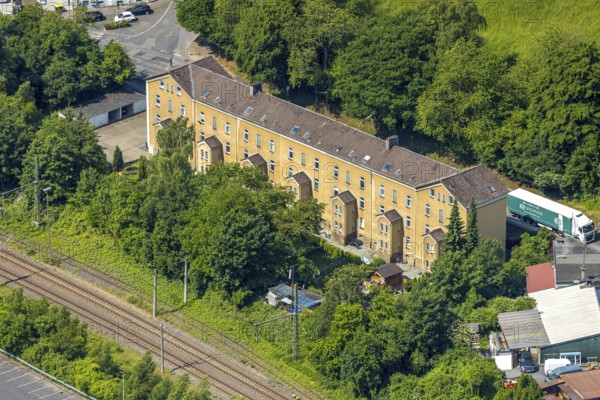 Aerial view, okker-coloured residential terraced house on Heeger Straße, Oberbonsfeld, Velbert, Ruhr area, North Rhine-Westphalia, Germany, DE, Europe, Langenberg, aerial view, aerial photography, aerial photography, overview, bird's-eye view, overview