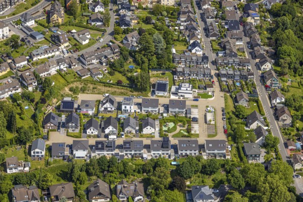 Aerial view, terraced house residential area Zum Jahnsportplatz, Neviges, Velbert, Ruhr area, North Rhine-Westphalia, Germany, DE, Europe, property tax, real estate, aerial view, aerial photography, aerial photography, terraced house estate, overview, bird's-eye view, residential complex, living and life, residential area, quality of life, residential neighbourhood, housing estate, residential district, birds-eyes view, overview