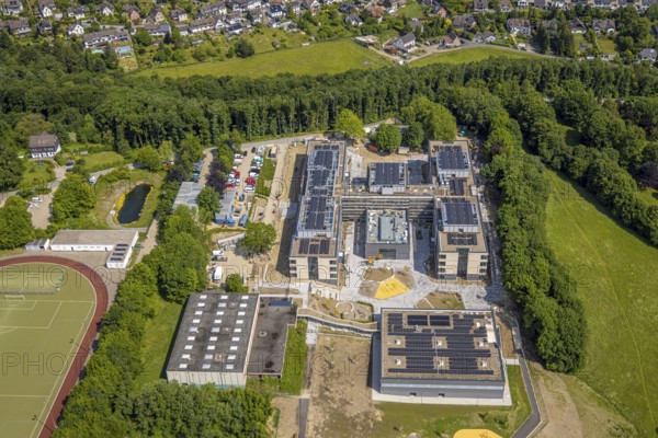Aerial view, comprehensive school Vlebert-Neviges, roof with solar panels, Kleinehöhe, Velbert, Ruhr area, North Rhine-Westphalia, Germany, education, educational institution, DE, Europe, photovoltaic, comprehensive school, educational institute, aerial view, aerial photography, aerial photography, Neviges, photovoltaic system, school, solar, solar system, solar roof, solar energy, solar panels, solar power system, overview, bird's-eye view, birds-eyes view, overview