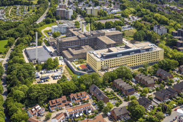 Aerial view, HELIOS Klinikum Niederberg with construction site and new building, Velbert, Ruhr area, North Rhine-Westphalia, Germany, construction work, construction area, construction site, building plots, construction project, construction site, DE, Europe, healthcare, hospital, clinic, clinic centre, hospital, aerial photograph, aerial photography, aerial photography, medical facility, medical aid, new building, overview, bird's-eye view, overview, medical care, VelbertMitte