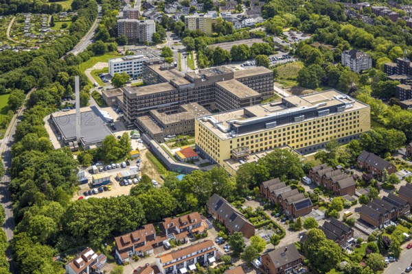 Aerial view, HELIOS Klinikum Niederberg with construction site and new building, Velbert, Ruhr area, North Rhine-Westphalia, Germany, construction work, construction area, construction site, building plots, construction project, construction site, DE, Europe, healthcare, hospital, clinic, clinic centre, hospital, aerial photograph, aerial photography, aerial photography, medical facility, medical aid, new building, overview, bird's-eye view, overview, medical care, VelbertMitte