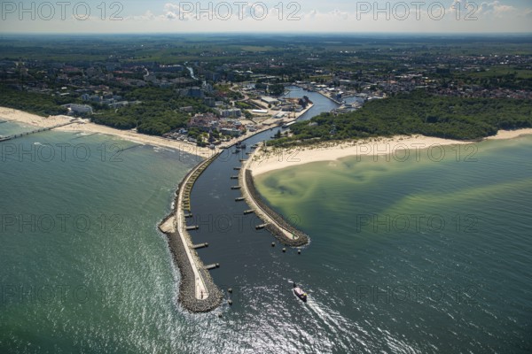 KoÅ'obrzeg, Kolobrzeg, harbour entrance, pier, Baltic Sea beach, Baltic Sea coast, Województwo zachodniopomorskie, Poland, Kolobrzeg, Województwo zachodniopomorskie, PL, Europe, aerial view, birds-eyes view, aerial photography, overview, bird's eye view, northern Poland