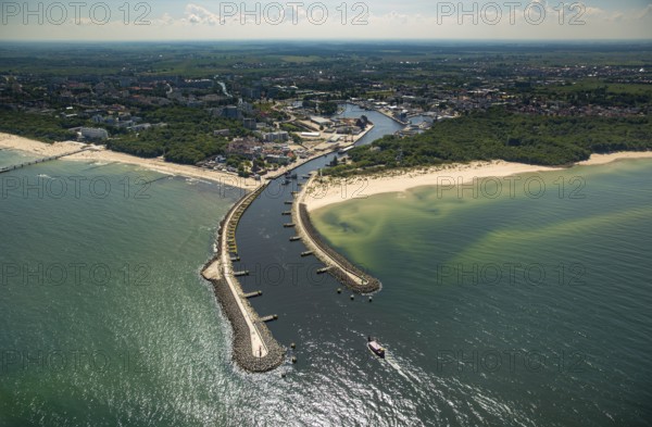 KoÅ'obrzeg, Kolobrzeg, harbour entrance, pier, Baltic Sea beach, Baltic Sea coast, Województwo zachodniopomorskie, Poland, Kolobrzeg, Województwo zachodniopomorskie, PL, Europe, aerial view, birds-eyes view, aerial photography, overview, bird's eye view, northern Poland