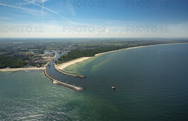 KoÅ'obrzeg, Kolobrzeg, harbour entrance, pier, Baltic Sea beach, Baltic Sea coast, Województwo zachodniopomorskie, Poland, Kolobrzeg, Województwo zachodniopomorskie, PL, Europe, aerial view, birds-eyes view, aerial photography, overview, bird's eye view, northern Poland