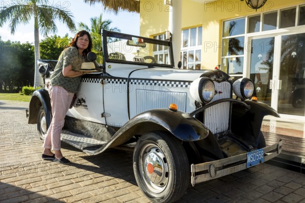 Arrival of tourists at the hotel in a vintage taxi, an old Ford, PARADISUS VARADERO RESORT SPA, Varadero, Cuba, Matanzas, Cuba, Central America