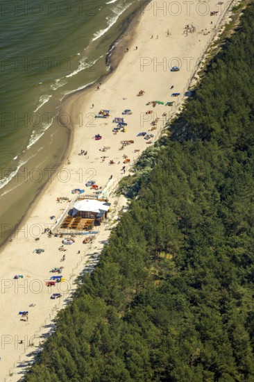 Bathers, Niechorze, Horst seaside resort, beach, Baltic Sea beach, Baltic Sea coast, Wojewóüdztwo zachodniopomorskie, Poland, Województwo zachodniopomorskie, PL, Europe, aerial view, birds-eyes view, aerial photography, aerial photography, overview, bird's eye view, northern Poland, blue water, holidays, recreation