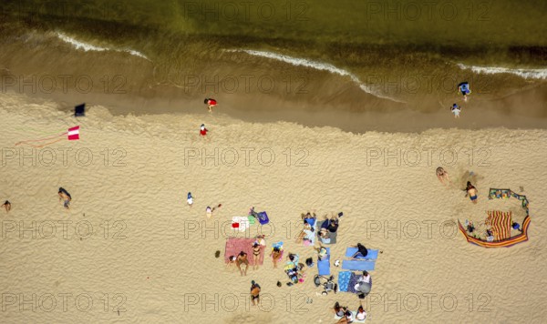 Bathers, Niechorze, Horst seaside resort, beach, Baltic Sea beach, Baltic Sea coast, Wojewóüdztwo zachodniopomorskie, Poland, Województwo zachodniopomorskie, PL, Europe, aerial view, birds-eyes view, aerial photography, aerial photography, overview, bird's eye view, northern Poland, blue water, holidays, recreation