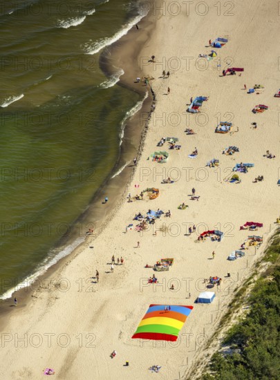 Bathers, Niechorze, Horst seaside resort, beach, Baltic Sea beach, Baltic Sea coast, Wojewóüdztwo zachodniopomorskie, Poland, Województwo zachodniopomorskie, PL, Europe, aerial view, birds-eyes view, aerial photography, aerial photography, overview, bird's eye view, northern Poland, blue water, holidays, recreation