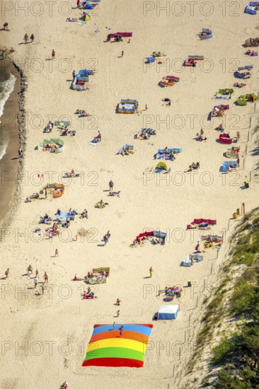 Bathers, Niechorze, Horst seaside resort, beach, Baltic Sea beach, Baltic Sea coast, Wojewóüdztwo zachodniopomorskie, Poland, Województwo zachodniopomorskie, PL, Europe, aerial view, birds-eyes view, aerial photography, aerial photography, overview, bird's eye view, northern Poland, blue water, holidays, recreation