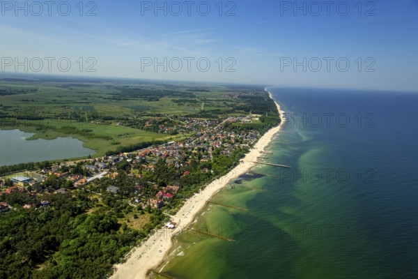 Bathers, Niechorze, Horst seaside resort, beach, Baltic Sea beach, Baltic Sea coast, Wojewóüdztwo zachodniopomorskie, Poland, Województwo zachodniopomorskie, PL, Europe, aerial view, birds-eyes view, aerial photography, aerial photography, overview, bird's eye view, northern Poland, blue water, holidays, recreation