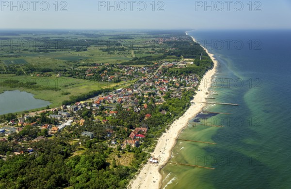 Bathers, Niechorze, Horst seaside resort, beach, Baltic Sea beach, Baltic Sea coast, Wojewóüdztwo zachodniopomorskie, Poland, Województwo zachodniopomorskie, PL, Europe, aerial view, birds-eyes view, aerial photography, aerial photography, overview, bird's eye view, northern Poland, blue water, holidays, recreation