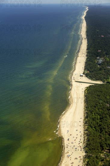 Bathers, Niechorze, Horst seaside resort, beach, Baltic Sea beach, Baltic Sea coast, Wojewóüdztwo zachodniopomorskie, Poland, Województwo zachodniopomorskie, PL, Europe, aerial view, birds-eyes view, aerial photography, aerial photography, overview, bird's eye view, northern Poland, blue water, holidays, recreation