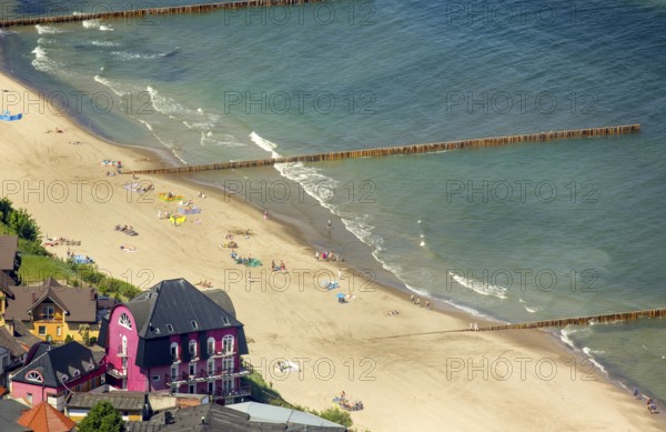 Bathers, Niechorze, Horst seaside resort, beach, Baltic Sea beach, Baltic Sea coast, Wojewóüdztwo zachodniopomorskie, Poland, Województwo zachodniopomorskie, PL, Europe, aerial view, birds-eyes view, aerial photography, aerial photography, overview, bird's eye view, northern Poland, blue water, holidays, recreation
