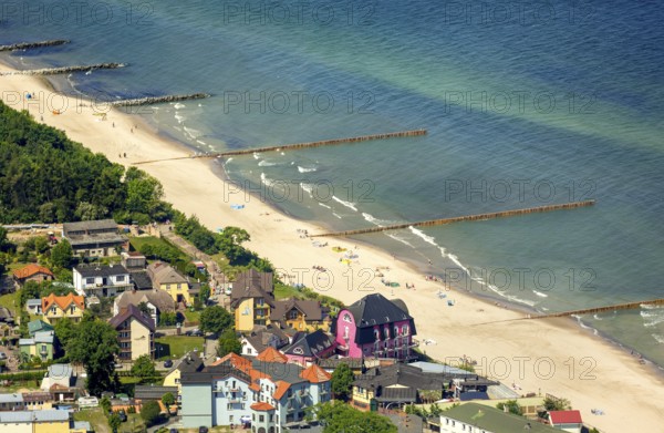 Bathers, Niechorze, Horst seaside resort, beach, Baltic Sea beach, Baltic Sea coast, Wojewóüdztwo zachodniopomorskie, Poland, Województwo zachodniopomorskie, PL, Europe, aerial view, birds-eyes view, aerial photography, aerial photography, overview, bird's eye view, northern Poland, blue water, holidays, recreation