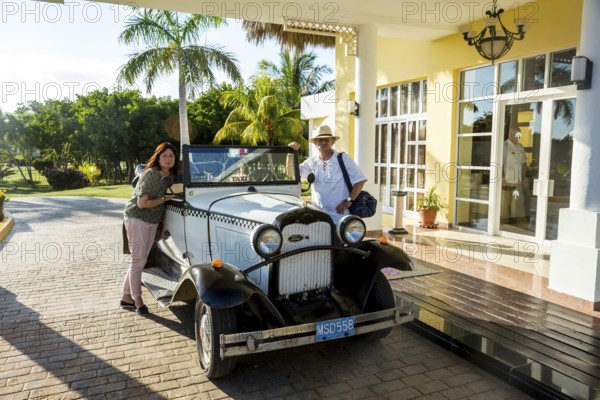 Arrival of tourists at the hotel in a vintage taxi, an old Ford, PARADISUS VARADERO RESORT SPA, Varadero, Cuba, Matanzas, Cuba, Central America