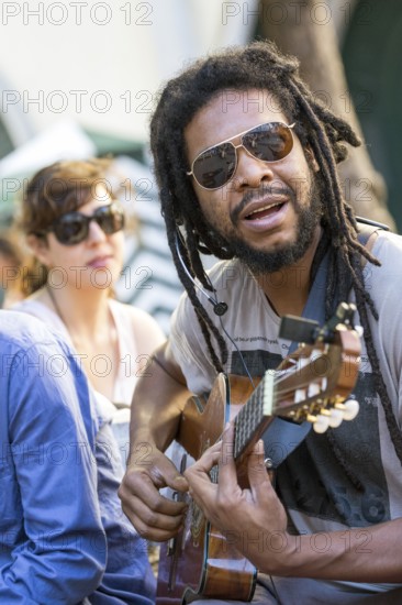 Street musicians in the historic centre of Lisbon, Lisbon, Lisbon district, Portugal
