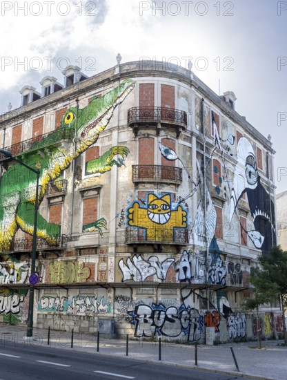 Painted facade with a crocodile of a house in Lisbon, Lisbon, Lisbon, Portugal