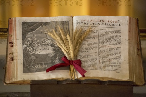 Illustrated Bible with grain jewellery, Latin Bible, Corporis Christi, Capela dos ossos parede, Chapel of the Bones, Bone Chapel, Ossuary in Évora, Evora, District of Évora, Portugal