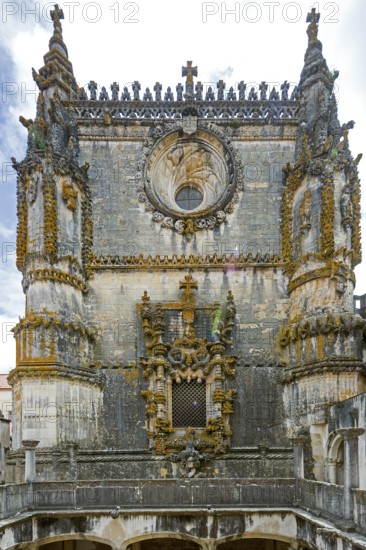 Manueline window with seafaring motifs and the Order of the Cross, Fortress of Tomar, Castle of the Knights Templar, Templars, UNESCO cultural heritage, Tomar, Santarém district, Portugal, Europe, Convento da Ordem de Christo, Santarém district, aerial view, birds-eyes view, Travel, travel photography